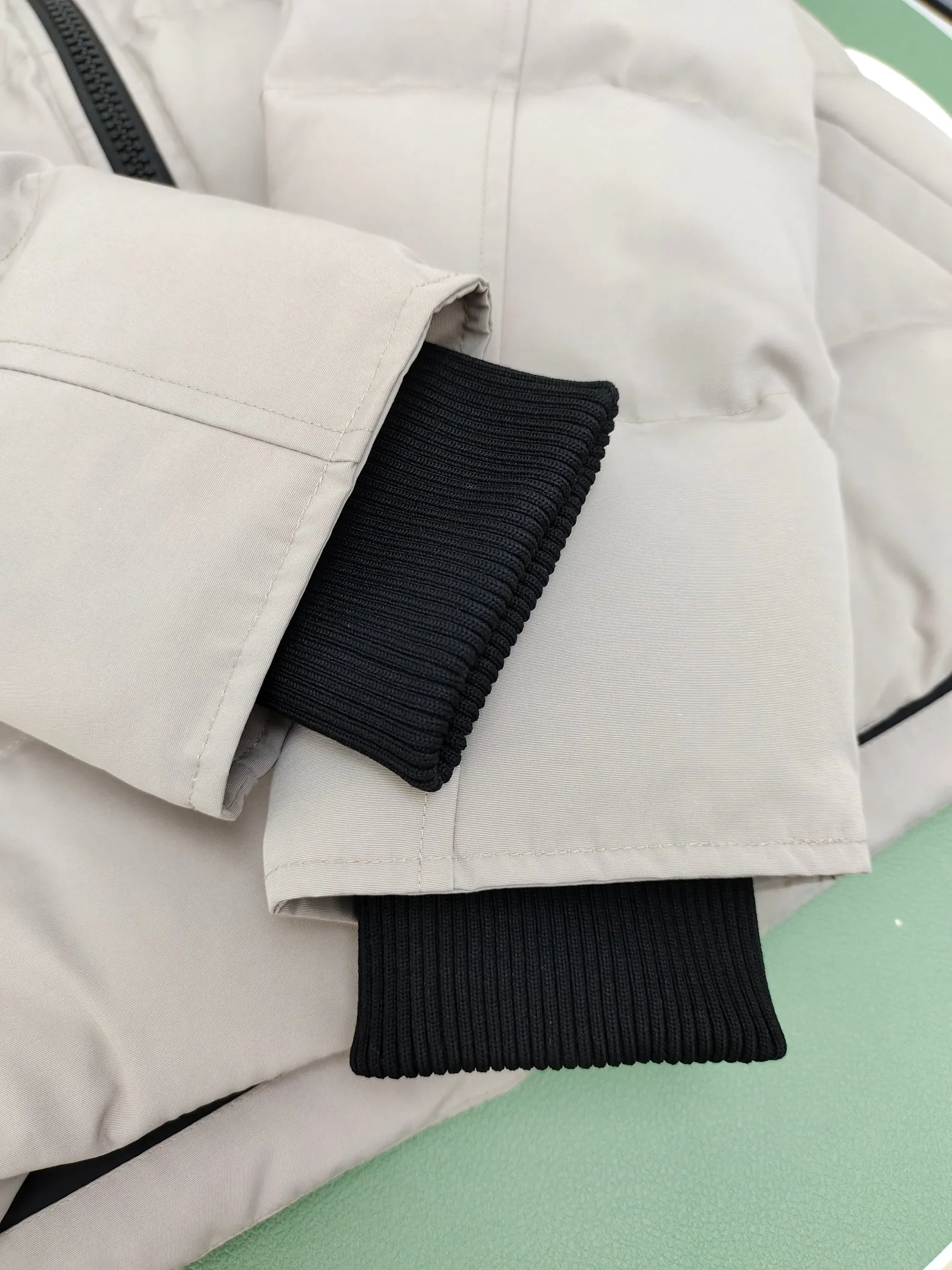 P820 ​​Ganand Goose Canada Goose 24 men's new short style. The most popular autumn and winter items on INS in recent years. More and more people are choosing goose down jackets. Fur collar: wolf hair! Canada Goose super 3D technology waterproof fabric treatment, perfect wind resistance, cold resistance, and high temperature resistance! Built-in plush heat storage to keep warm, heats up quickly and warms up quickly! Personalized design, exquisite workmanship, smooth to the touch and comfortable on the skin. Double-layer windproof cuffs, windproof and frostproof! The pocket design is beautiful and practical. The Canada Goose down jacket has been the most popular thermal suit in the world in the past two years. It has far surpassed the down jackets in the Mengkou Kingdom. At the same time, the style is classic and never goes out of style. Don’t be afraid of this cold winter, all you need is a Canada Goose down jacket. Item number: 42 styles Black: lime, black, graphite gray Size: S-3XL